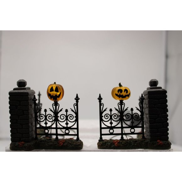 Dept 56 Halloween Village - Jack-o-lantern Lit Fence Corners - Picture 3 of 4